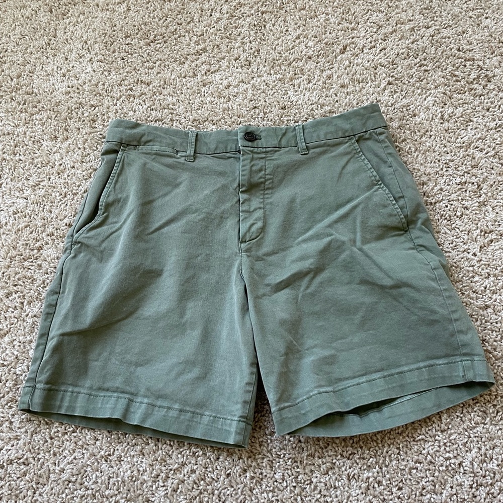 Men’s green gap shorts